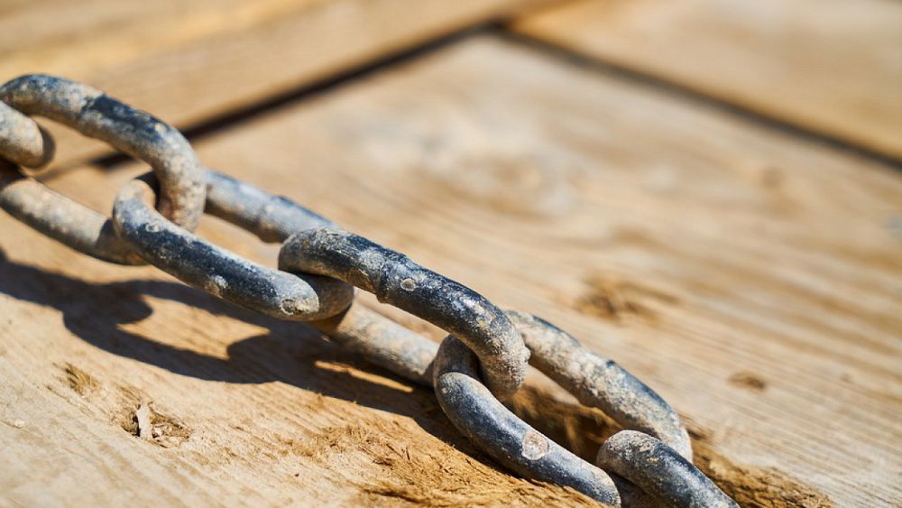 Qostanaıda qul ustaıdy  degenge kim senedi?