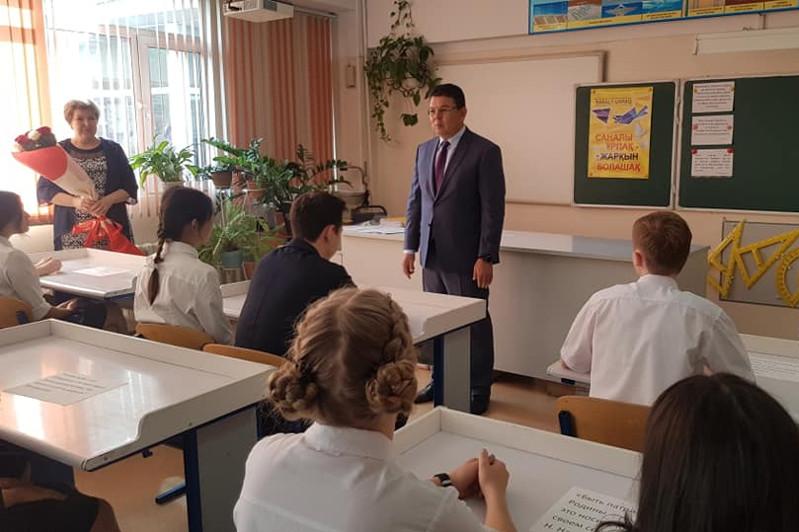 Qanat Bozymbaev 33 jyl buryn túlep ushqan mektebine bardy