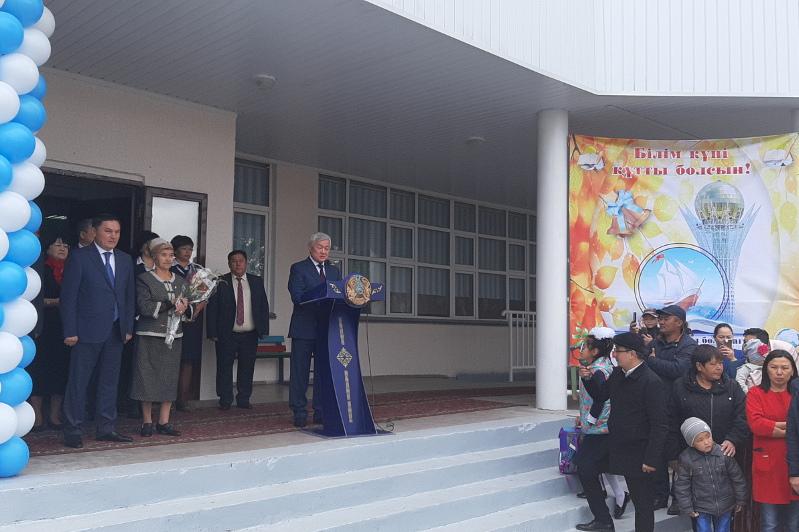 Berdibek Saparbaev  Jibek joly aýylynyń oqýshylarymen kezdesti