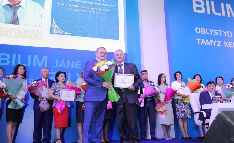 Aqtóbelik tárbıeshilerdiń jalaqysy 166 myńǵa deıin kóteriletin bolady