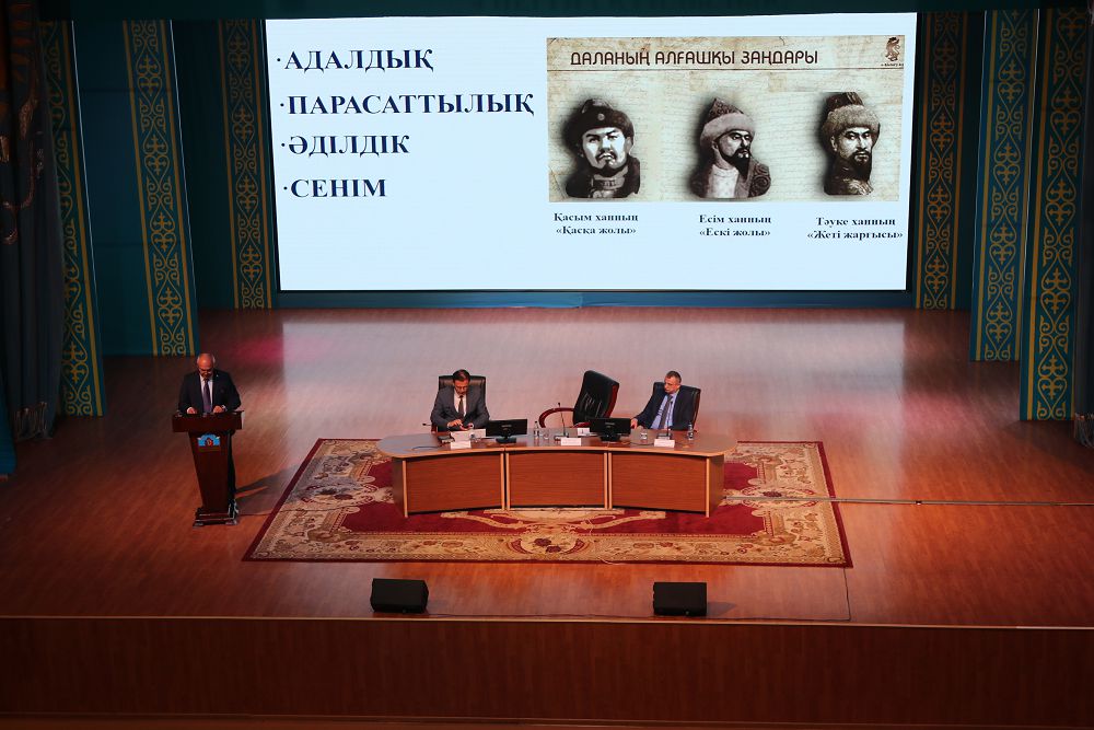 Túrkistan oblysynda bir ýaqytta 50 myńǵa jýyq  jasóspirim adaldyqqa úndeldi