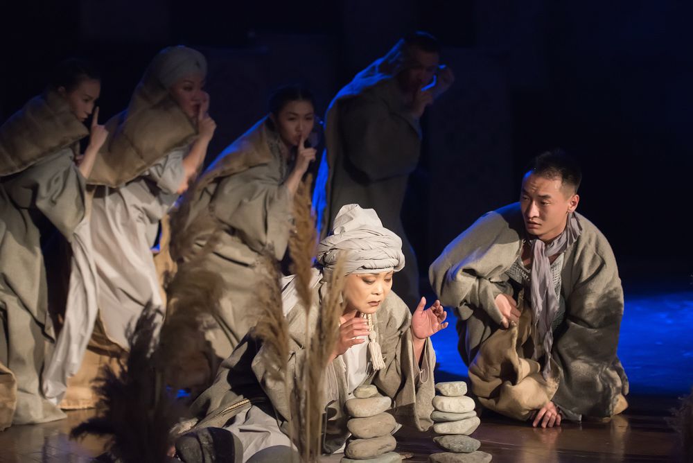 Bas júldeni koreı teatry enshiledi