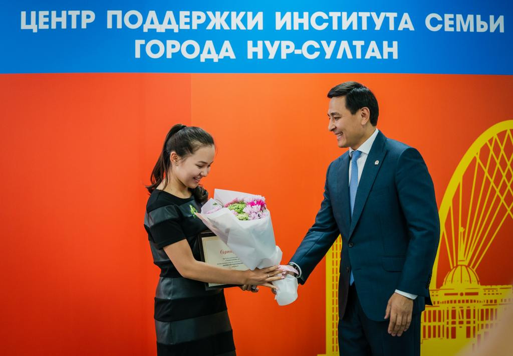 Elorda ákimi Altaı Kólginov 49 jas túlekke bilim grantyn tabys etti