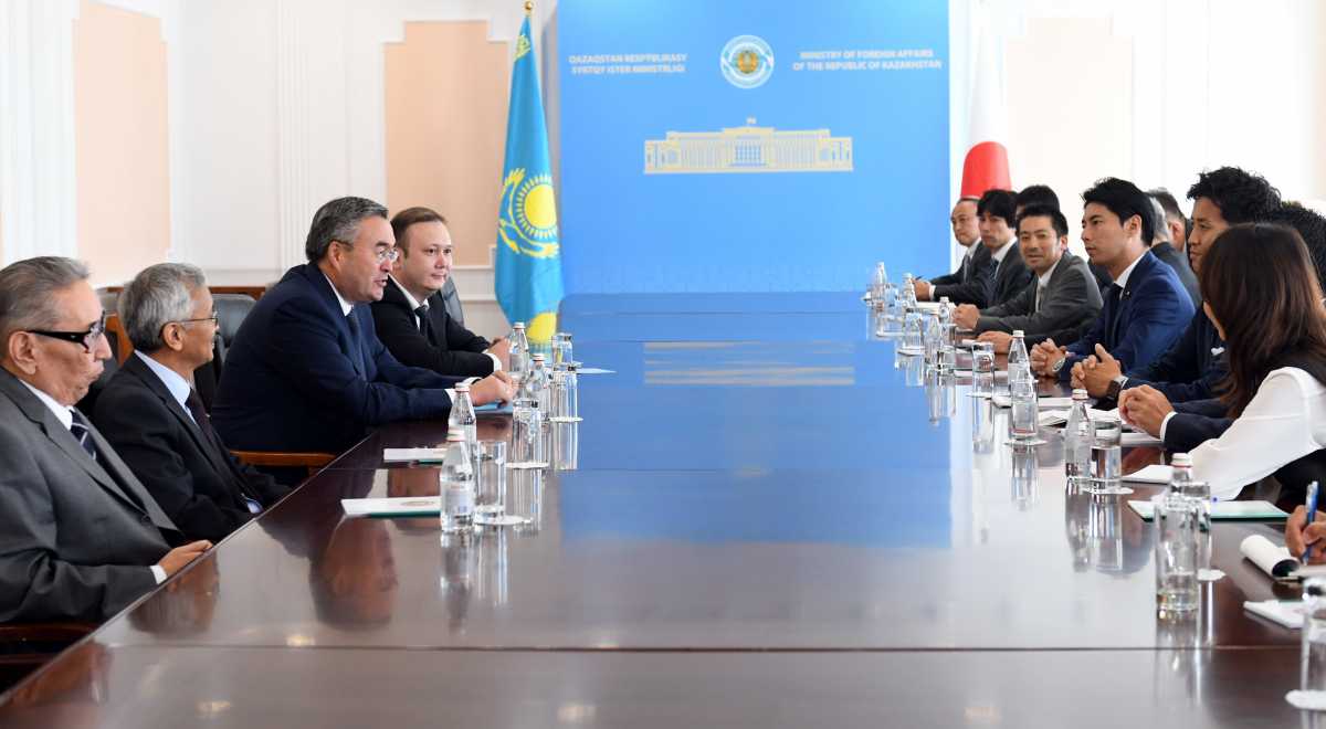 Japonııa Parlamenti О́kilder palatasynyń depýtattarymen kezdesti