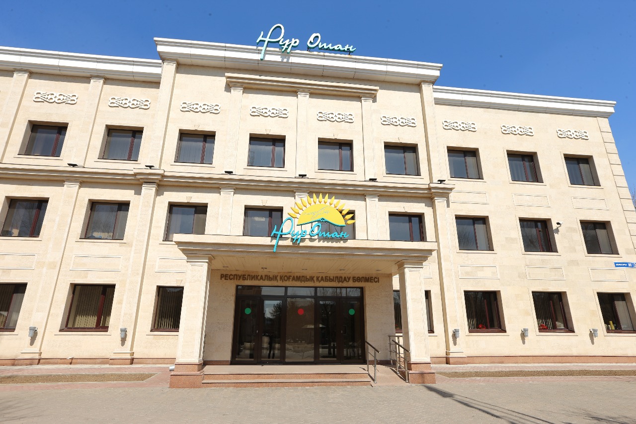 Nurotandyq depýtattar aptasyna eki ret azamattardy qabyldaıdy