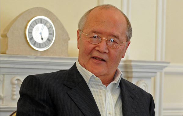 Murat Áýezov: Halyqpen nıettes ekenin bildirdi