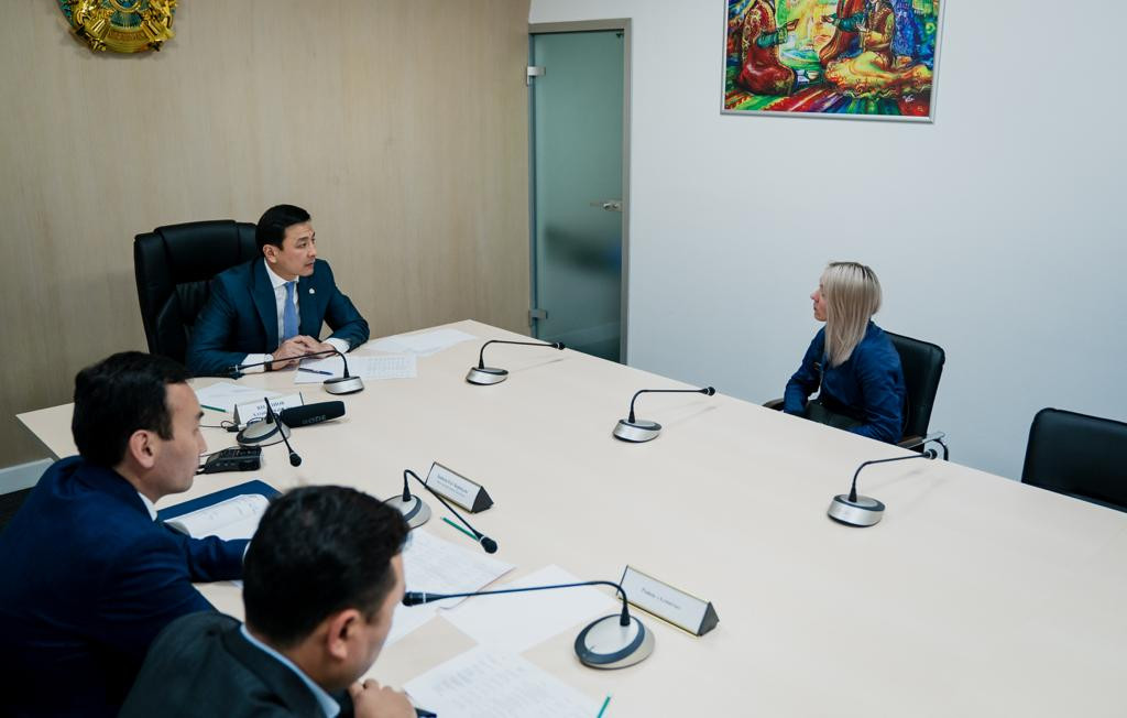 Altaı Kólginov «Januıa» otbasy ınstıtýtyn qoldaý ortalyǵynda azamattardy qabyldady