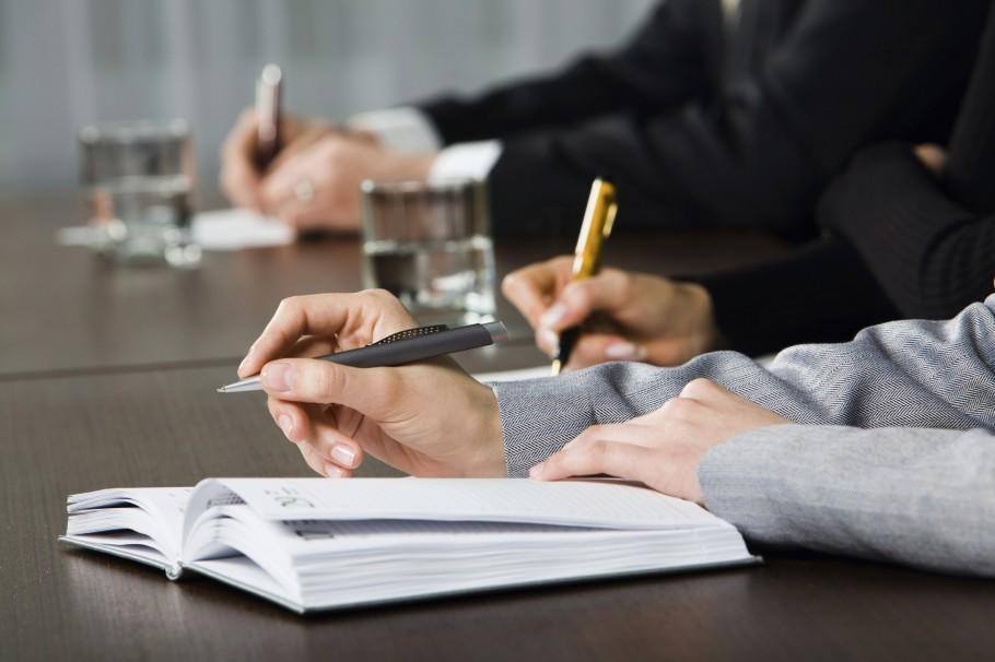 Memqyzmetshilerdi qysqartýǵa baılanysty agenttik keńes ótkizdi