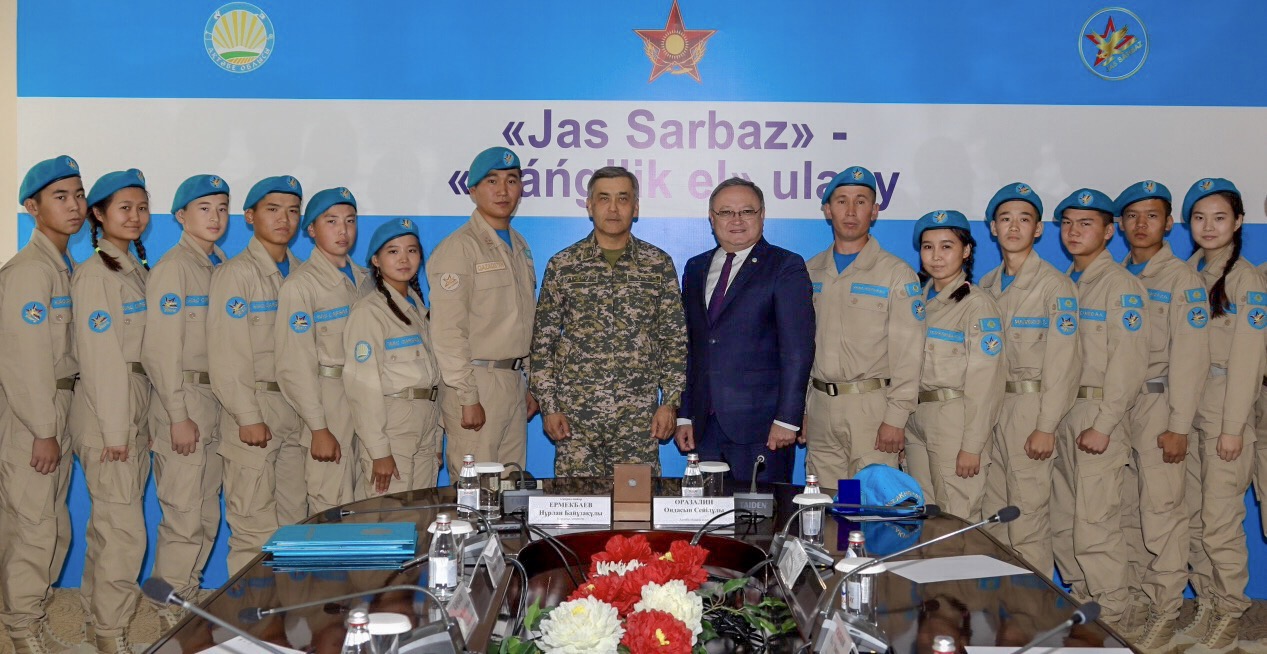 Aqtóbede áskerı-patrıottyq tárbıe berý aıasyndaǵy yntymaqtastyq týraly memorandýmǵa qol qoıyldy