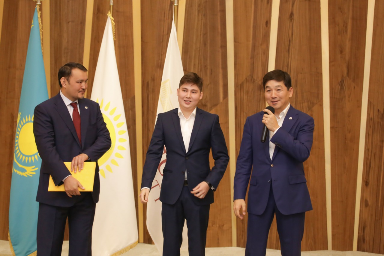 Baýyrjan Baıbek Elbasyǵa hat jazǵan QazMZÝ túlegine partııa bıletin tabystady