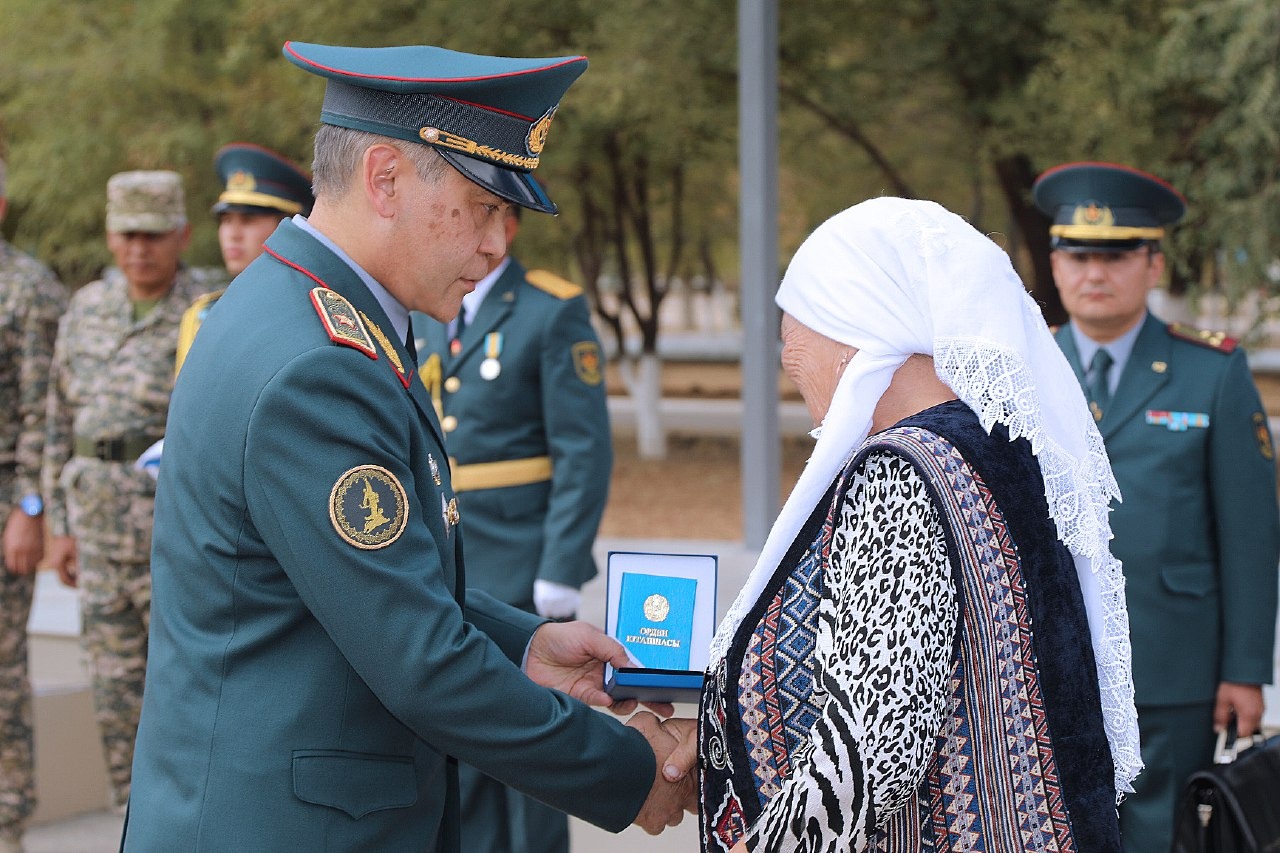 Arysta qaza bolǵan áskerı qyzmetshiler memlekettik nagradamen marapattaldy