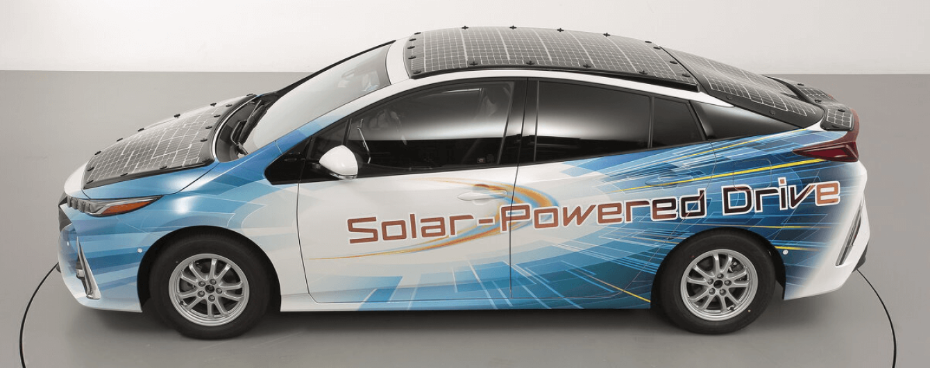 Toyota kompanııasy kúnnen qýat alatyn kólikti synaqtan ótkizdi