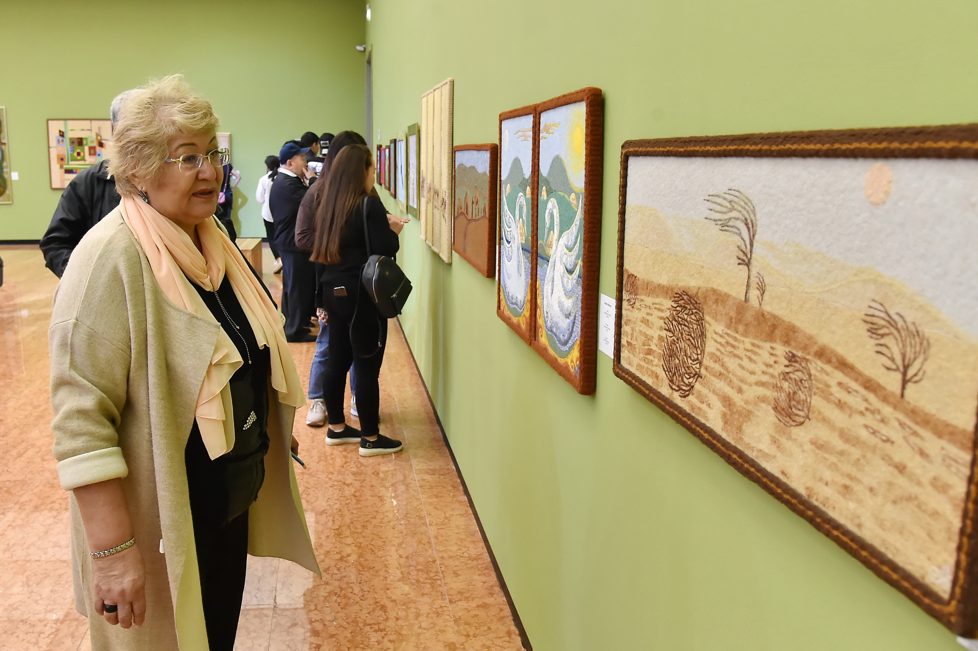 Aǵaıyndy Ańqaýovtardyń erekshe tehnıkamen óńdelgen týyndylary kórmege qoıyldy