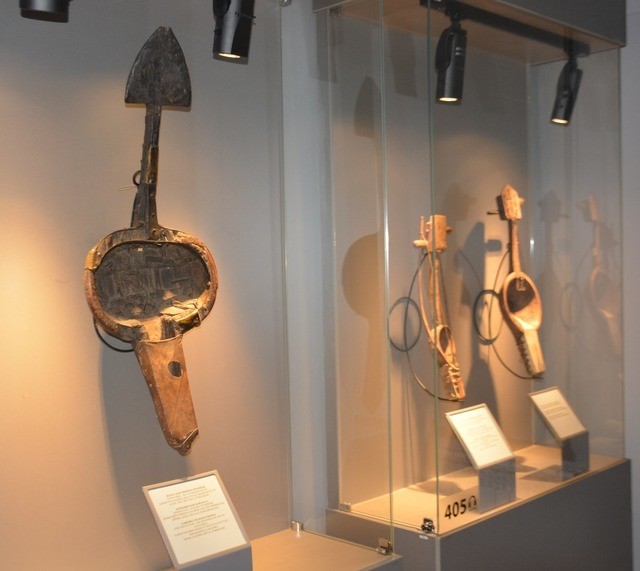 Yqylas atyndaǵy halyq mýzykalyq aspaptar mýzeıinde kóne qobyz saqtaýly