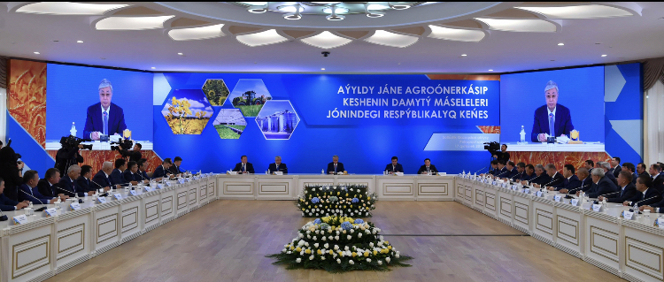 Memleket basshysy aýyldy jáne agroónerkásip keshenin damytý máseleleri jóninde keńes ótkizdi