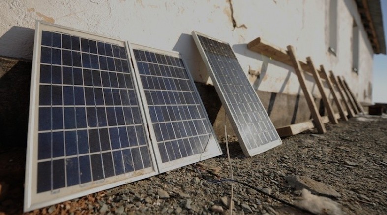 Batys Qazaqstanda sharýalar kún batareıalaryn ornatýda