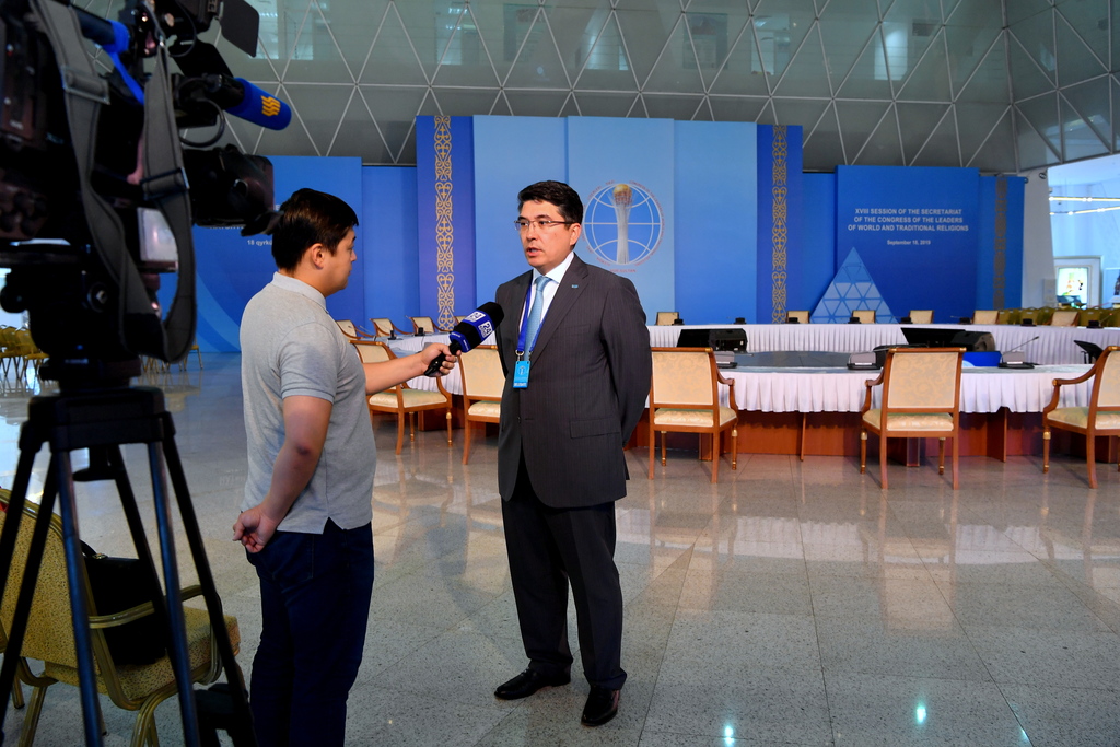 Elordaǵa álemdik dinder ókilderi keldi