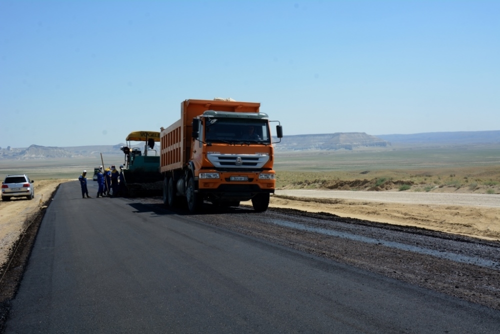 Shetpe-Qyzan avtokólik jolynyń qurylysy kelesi jyly aıaqtalady dep josparlanýda