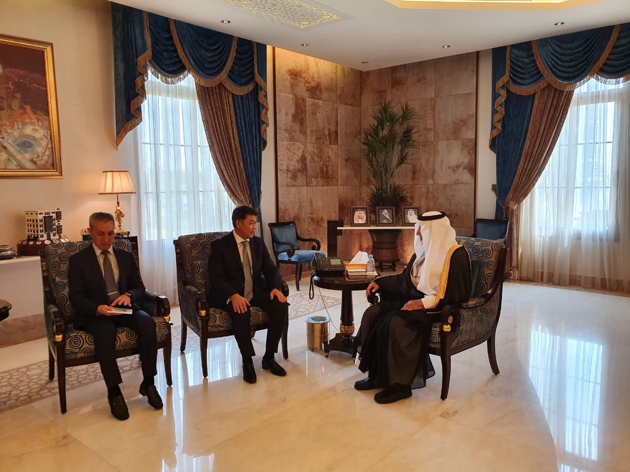 Qazaqstan elshisi elimizdiń qajylaryna kórsetken kómegi úshin Mekke Ámirine alǵys bildirdi