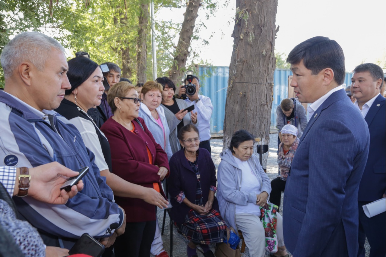 Baýyrjan Baıbek Shymkent qalasyndaǵy áleýmettik máselelerge nazar aýdardy