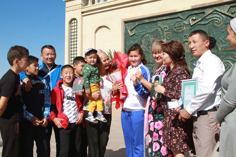 Azııa chempıony Elızat Aıazbekti jerlesteri zor qoshemetpen qarsy aldy