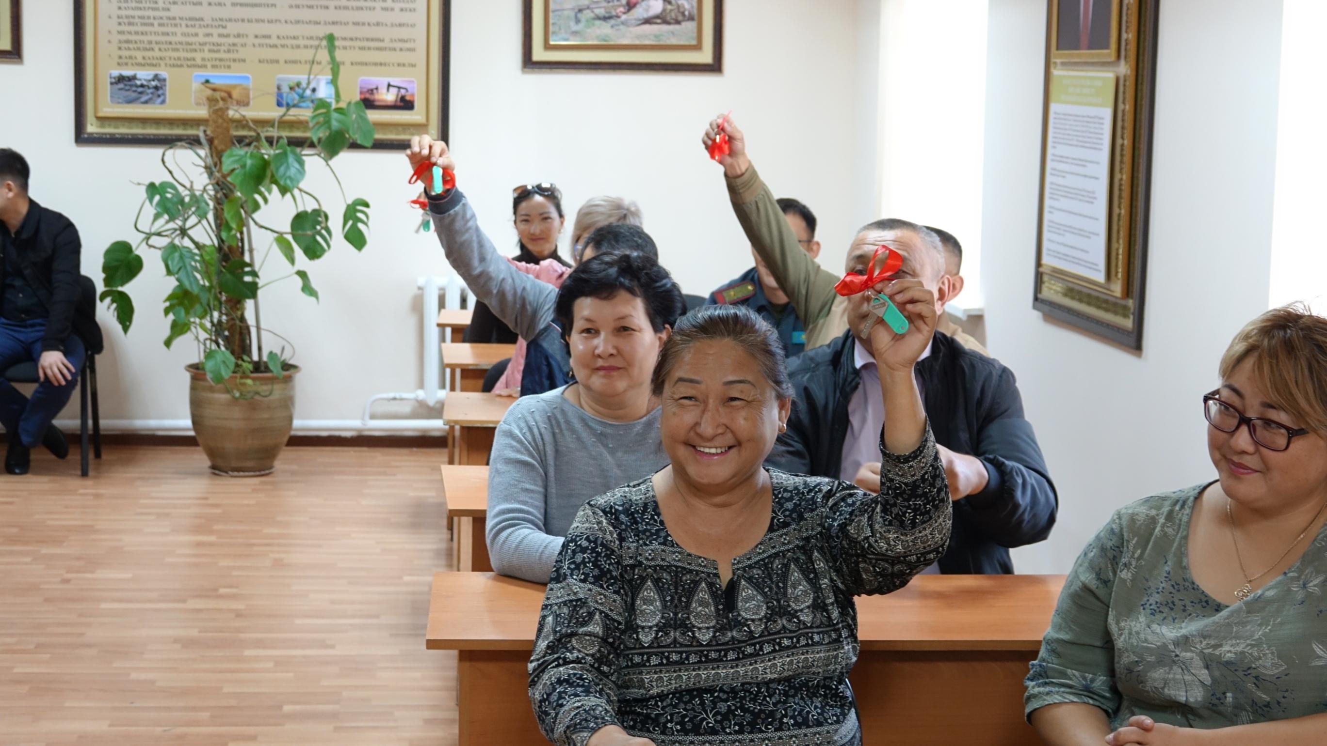 Burynǵy áskerı qyzmetshilerge elordadan jańa úı berildi