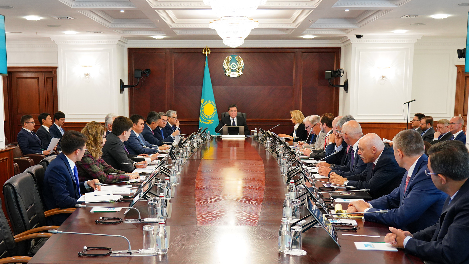 Asqar Mamın Investısııalyq ahýaldy jaqsartý jónindegi keńestiń otyrysyn ótkizdi