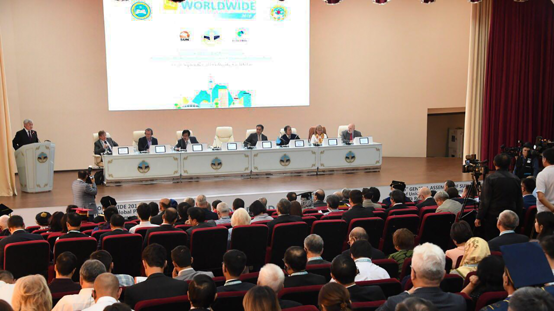 Bilim bolashaqtyń qandaı bolatynyn aıqyndaıdy - B. Saparbaev