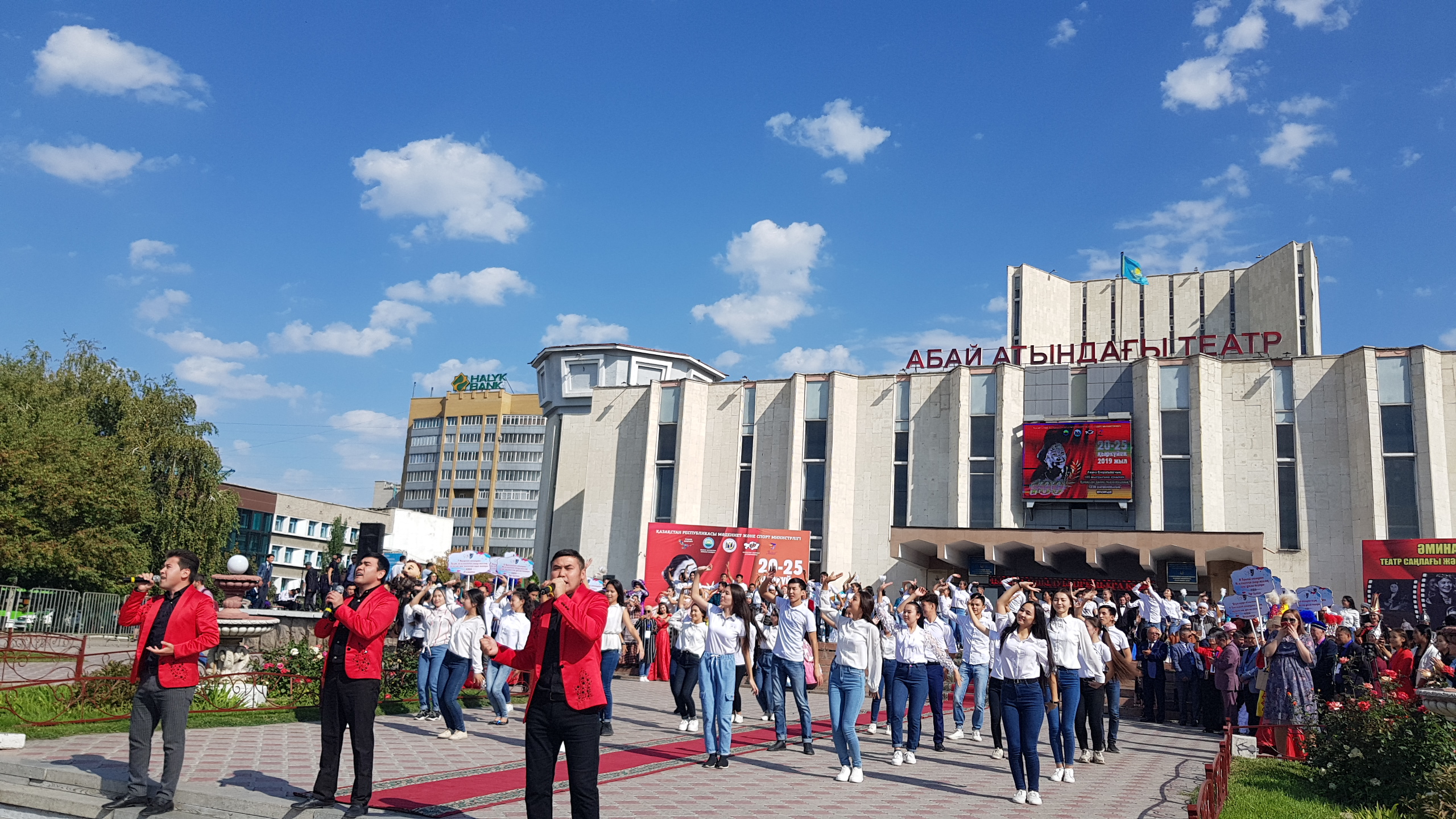 Festıvaldiń alǵashqy kúninde eki qoıylym sahnalandy