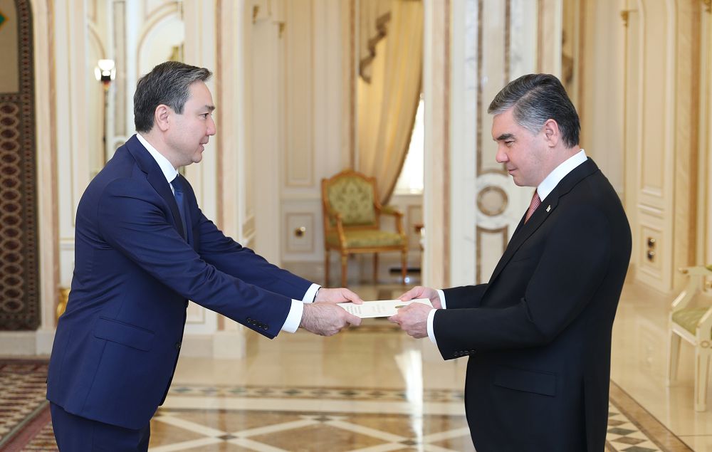 Qazaqstan Elshisi Túrikmenstan Prezıdentine Senim gramotalaryn tabystady