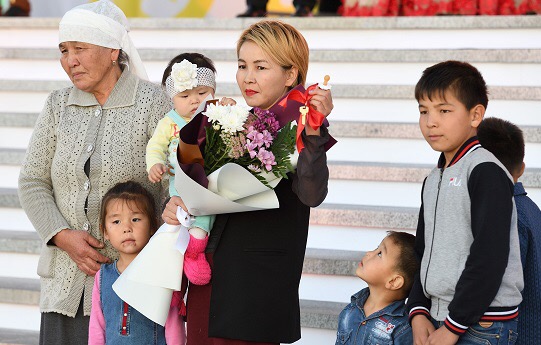 Mádenıet qyzmetkerleri muqtaj otbasylarǵa baspana syılady