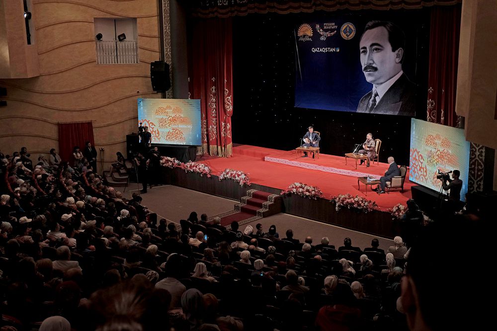 Qos aqyn úzeńgi qaǵystyrdy