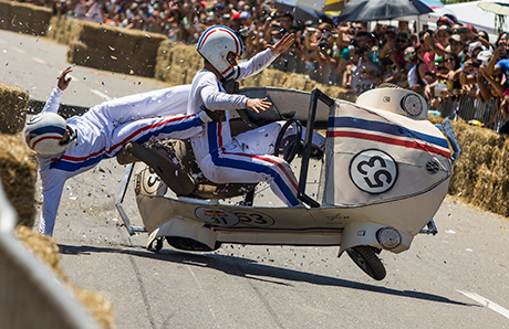 Almatyda qoldan qurastyrylǵan kólikterdiń jarysy ótti