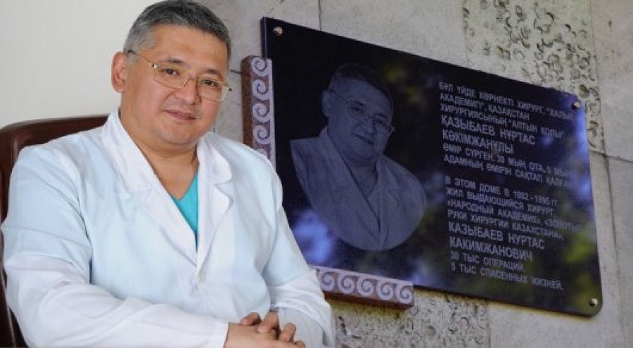 Almatyda dáriger Nurtas Qazybaevqa eskertkish taqta ornatyldy