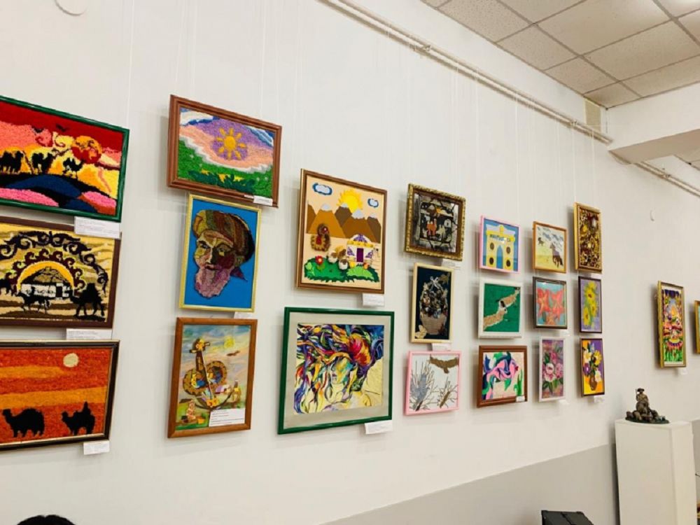 Qaraǵandyda ónerli órenderdiń kórme-baıqaýy bastaldy