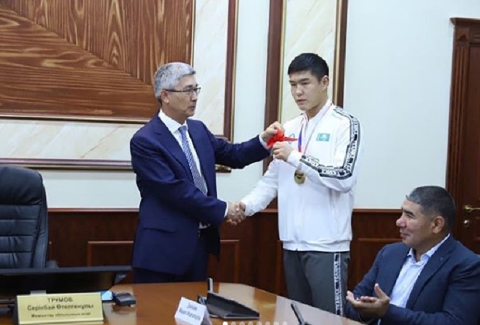 Álem chempıony Bekzat Nurdáýletovke Aqtaýdan páter syıǵa berildi