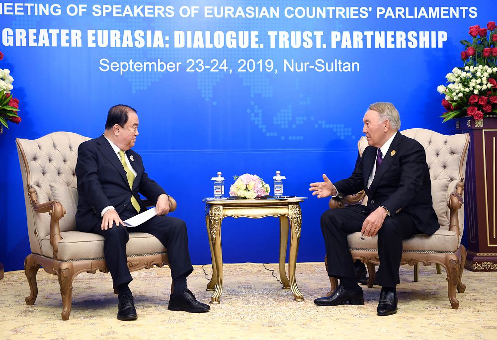 Elbasy Koreıa Respýblıkasy Ulttyq Assambleıasynyń spıkeri Mýn Hı Sýnmen kezdesti