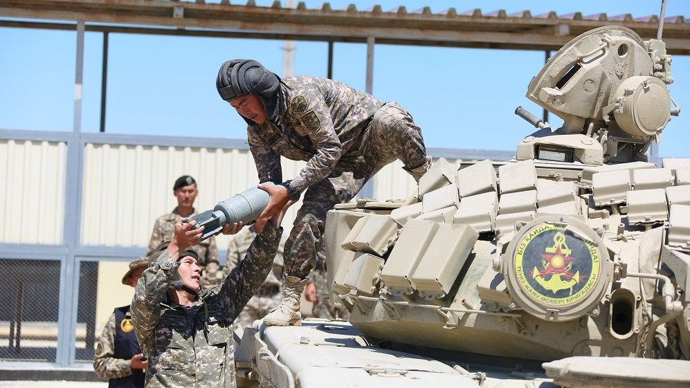 Mańǵystaýda tankishilerdiń atys jattyǵýlary ótti