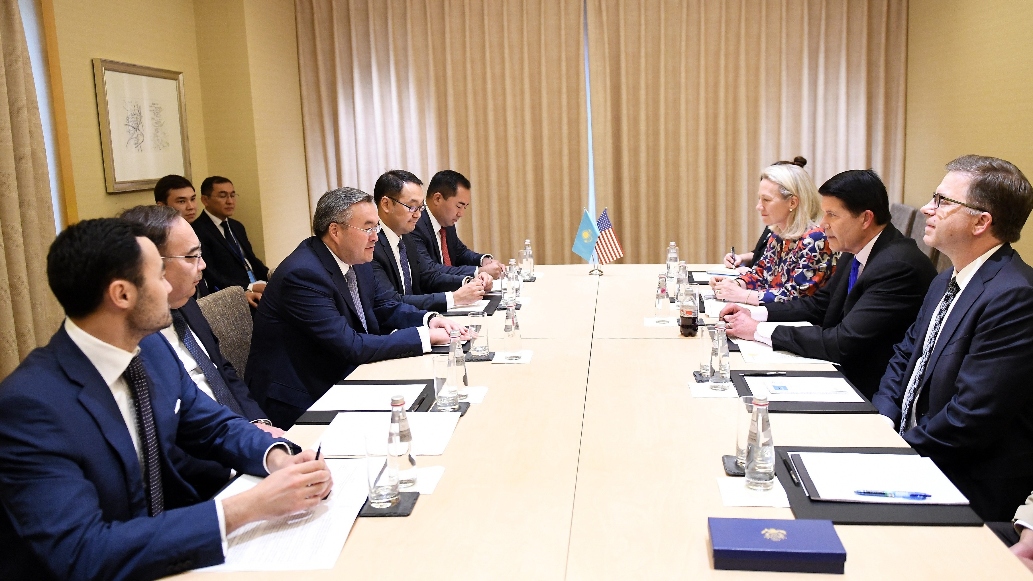 Syrtqy ister mınıstri AQSh Ákimshiligi ókilderimen kezdesti