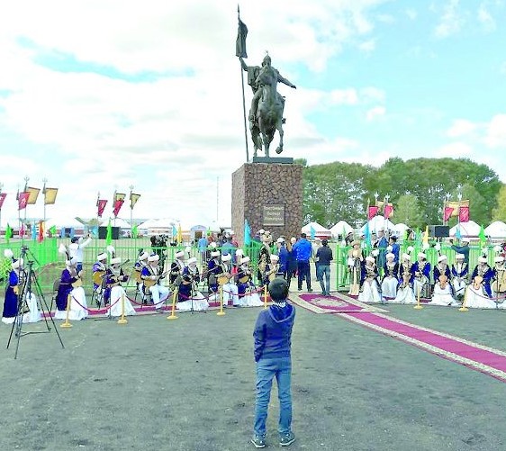 Naıza ushymen bult úrkitip: Toqtamys batyr tur Táýelsizdik tuǵyrynda