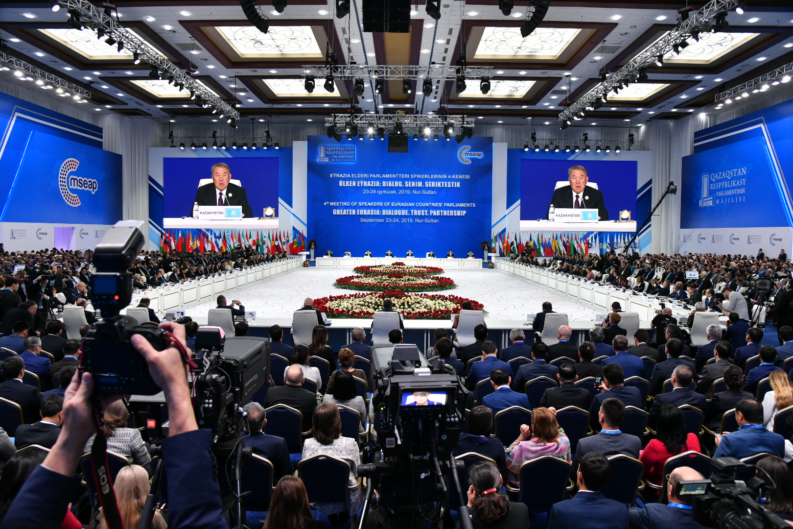 Nursultan Nazarbaev:  Qazaq tili álipbıiniń latyn grafıkasyna kóshýi mańyzdy