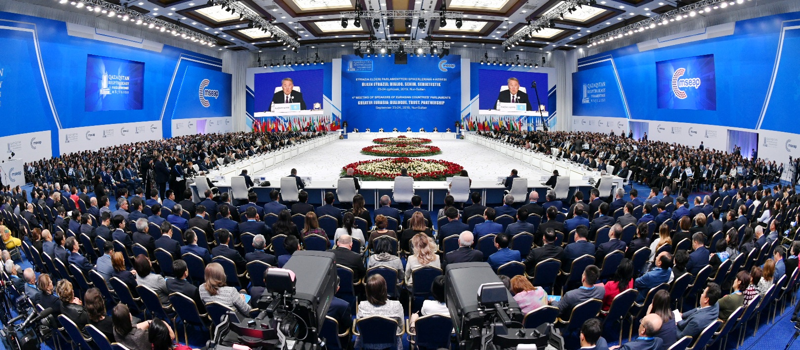 Elbasy Qazaqstannyń damý jolyn sóz etti