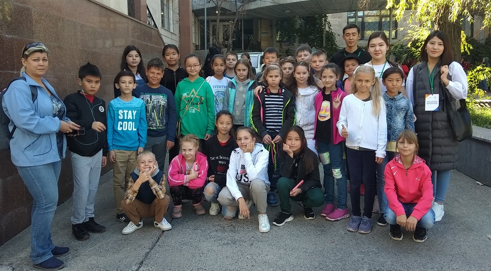 Almatylyq baldyrǵandar Qonaevtyń mýzeı-páteri men kıeli oryndardy aralady