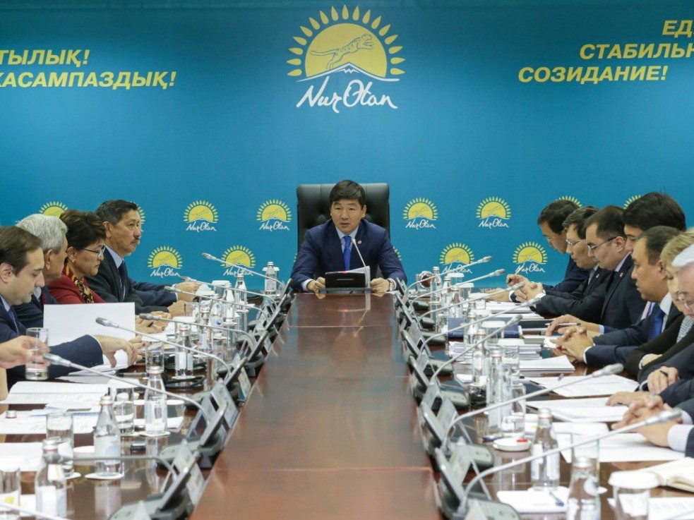 Únsiz otyrmaı, halyqtyń aldyna shyǵý kerek - Baýyrjan Baıbek