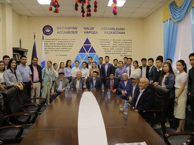 Qorqyt Ata kitaby qoljazbasyn tapqan Ýálı Qoja mańǵystaýlyq stýdenttermen kezdesti   