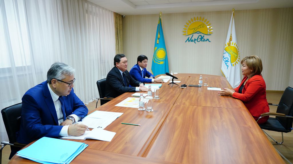 Asqar Mamın «Nur Otan» qoǵamdyq qabyldaýynda azamattardy jeke qabyldady