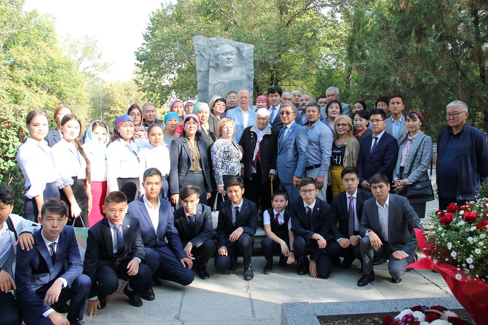 Almatyda Áýezov esimi áspetteldi