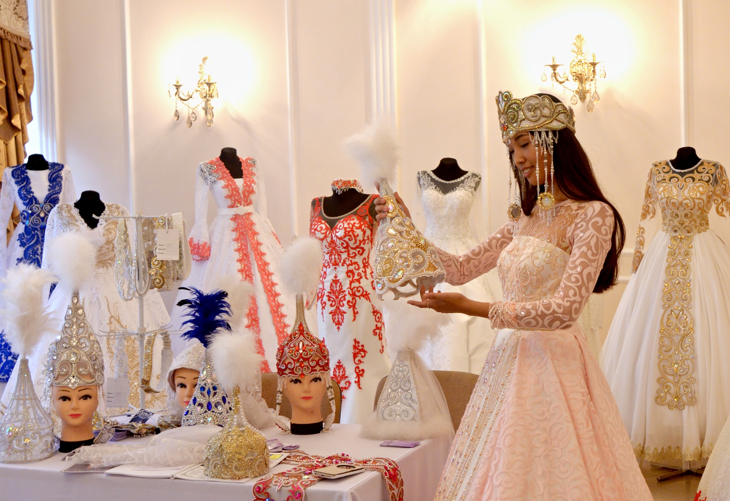 Qostanaılyq tiginshi ulttyq kıimderdi Parıjde kórsetetin bolady