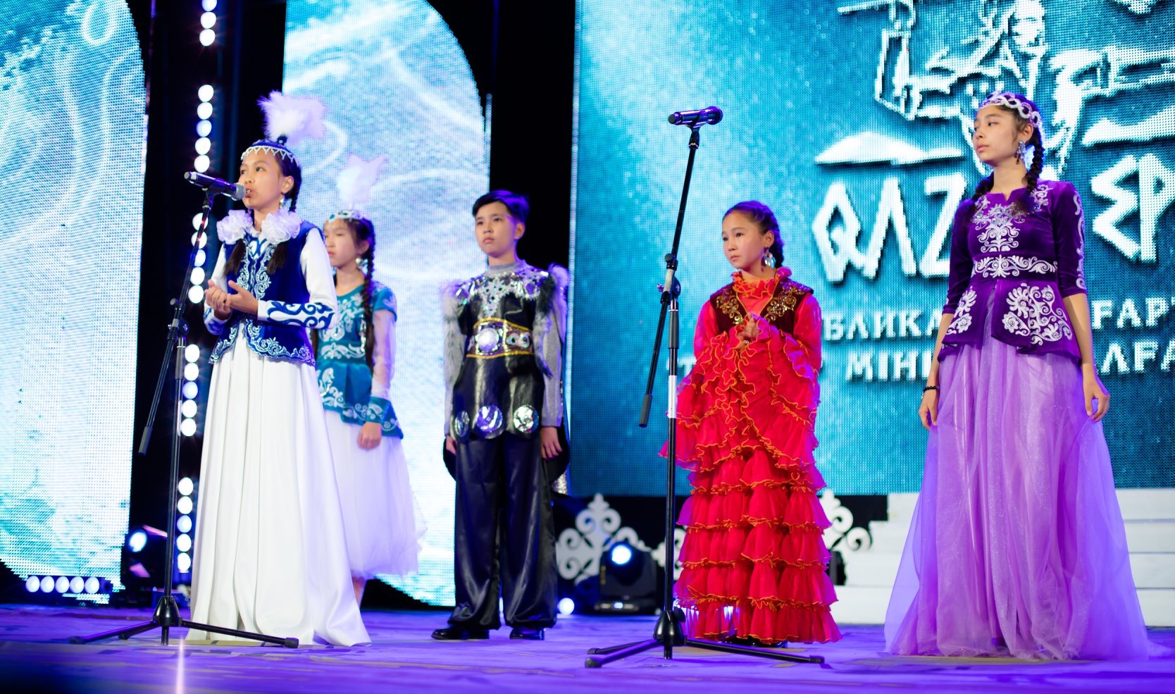 «Qobylandy batyr» jyryn jatqa oqyǵan oqýshy 1 mıllıon teńgege ıe boldy