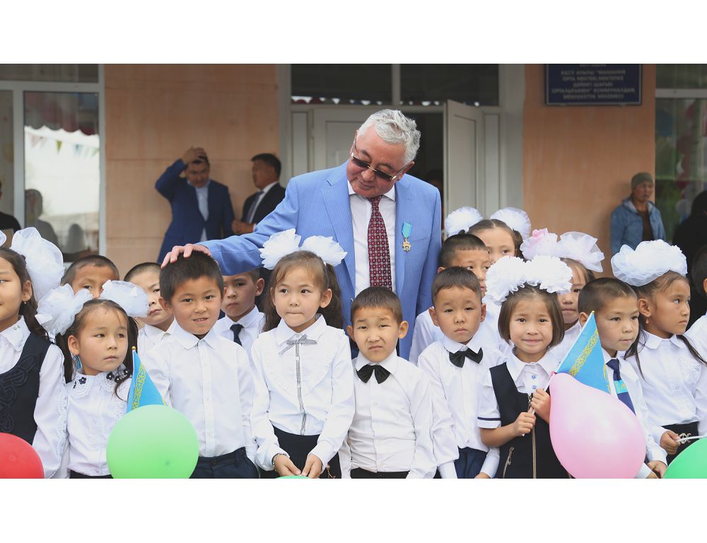 Mesenat mektepti jóndep, aýylyna sý tartyp berdi